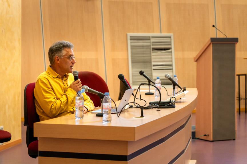 Portrait de M. Teyssou, architecte DPLG et directeur de l'ENSA Clermont-Ferrand, donnant une conférence.