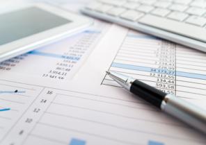 detail-documents-objets-lies-entreprise-dans-bureau_53419-5789.jpg