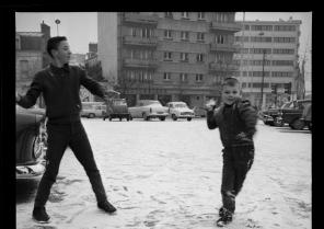 Enfants jouant dans la neige