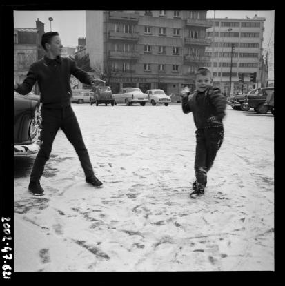 Enfants jouant dans la neige